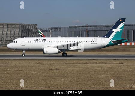 Neu gebauter Airbus A320-200 für die Singapurer SilkAir mit vorläufiger Zulassung D-AXAR am Flughafen Hamburg Finkenwerder (Airbus-Werk). Stockfoto