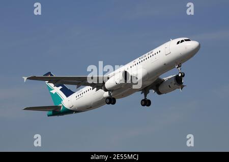 Neu gebauter Airbus A320-200 für die Singapurer SilkAir mit vorläufiger Zulassung D-AXAR am Flughafen Hamburg Finkenwerder (Airbus-Werk). Stockfoto