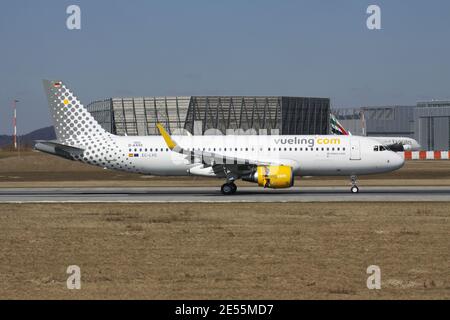 Neu gebauter Airbus A320-200 für Spanish Vueling mit vorläufiger Zulassung D-AXAS am Flughafen Hamburg-Finkenwerder (Airbus-Werk). Stockfoto