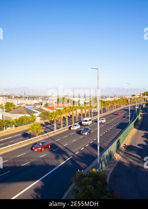 Nelson Mandela Boulevard- Kapstadt, Südafrika - 25-01-2021 Seitenansicht Boulevard am späten Nachmittag. Sonnenuntergang über Kapstadt. Stockfoto