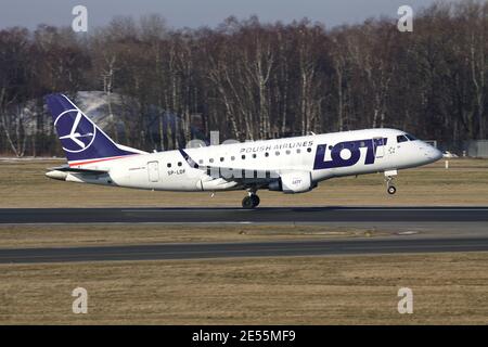 LOS NR. Polish Airlines Embraer 170 mit Registrierung SP-LDF auf Startbahn 33 des Hamburger Flughafens. Stockfoto