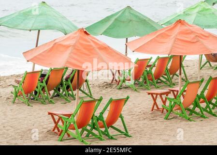 Liegestühle und Sonnenschirme am Playa Los Muertos, Puerto Vallarta, Jalisco, Mexiko. Stockfoto