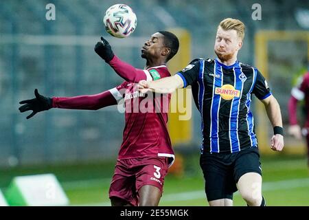 Mannheim, Deutschland. Januar 2021. Fußball: 3. Spielklasse, SV Waldhof Mannheim - Dynamo Dresden, Matchday 21, Carl-Benz-Stadion. Dresdens Leroy Kwadwo (l.) und Mannheims Dominik Martinovic kämpfen um den Ball. Quelle: Uwe Anspach/dpa/Alamy Live News Stockfoto