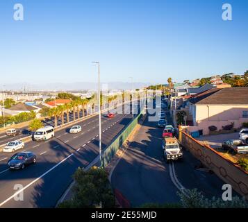 Nelson Mandela Boulevard- Kapstadt, Südafrika - 25-01-2021 Seitenansicht Boulevard am späten Nachmittag. Sonnenuntergang über Kapstadt. Stockfoto