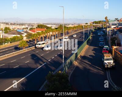 Nelson Mandela Boulevard- Kapstadt, Südafrika - 25-01-2021 Seitenansicht Boulevard am späten Nachmittag. Sonnenuntergang über Kapstadt. Stockfoto
