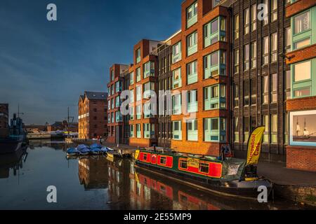 Umfunktionieren von Lagerhäusern und Neubauten in Gloucester Docks. Stockfoto