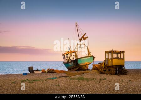 Fischerboot am Strand von Aldeburgh. Stockfoto