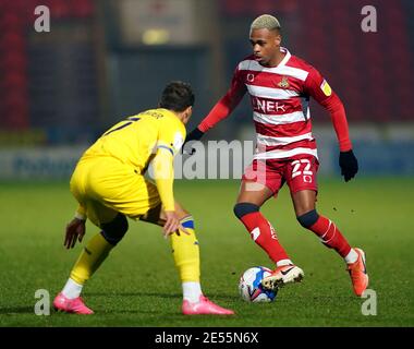 AFC Wimbledon's Cheye Alexander (links) und Doncaster Rovers' Elliot Simoes kämpfen um den Ball während der Sky Bet League One Match im Keepmoat Stadium, Doncaster. Bilddatum: Dienstag, 26. Januar 2021. Stockfoto