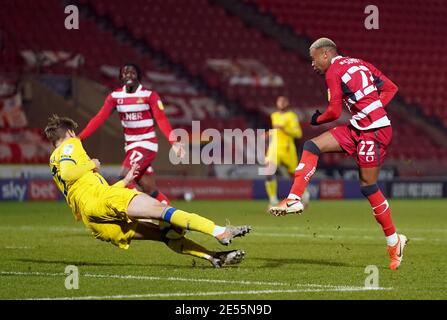 Elliot Simoes von Doncaster Rovers (rechts) versucht einen Torschuss während des Sky Bet League One-Spiels im Keepmoat Stadium, Doncaster. Bilddatum: Dienstag, 26. Januar 2021. Stockfoto