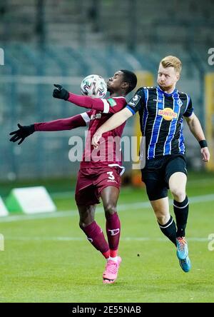 Mannheim, Deutschland. Januar 2021. Fußball: 3. Spielklasse, SV Waldhof Mannheim - Dynamo Dresden, Matchday 21, Carl-Benz-Stadion. Dresdens Leroy Kwadwo (l.) und Mannheims Dominik Martinovic kämpfen um den Ball. Quelle: Uwe Anspach/dpa/Alamy Live News Stockfoto