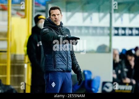 Mannheim, Deutschland. Januar 2021. Fußball: 3. Liga, SV Waldhof Mannheim - Dynamo Dresden, Matchday 21, Carl-Benz Stadion. Mannheimer Trainer Patrick Glöckner Gesten. Quelle: Uwe Anspach/dpa - WICHTIGER HINWEIS: Gemäß den Bestimmungen der DFL Deutsche Fußball Liga und/oder des DFB Deutscher Fußball-Bund ist es untersagt, im Stadion und/oder des Spiels aufgenommene Fotos in Form von Sequenzbildern und/oder videoähnlichen Fotoserien zu verwenden oder zu verwenden./dpa/Alamy Live News Stockfoto