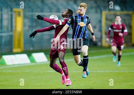 Mannheim, Deutschland. Januar 2021. Fußball: 3. Spielklasse, SV Waldhof Mannheim - Dynamo Dresden, Matchday 21, Carl-Benz-Stadion. Dresdens Leroy Kwadwo (l.) und Mannheims Dominik Martinovic kämpfen um den Ball. Quelle: Uwe Anspach/dpa/Alamy Live News Stockfoto