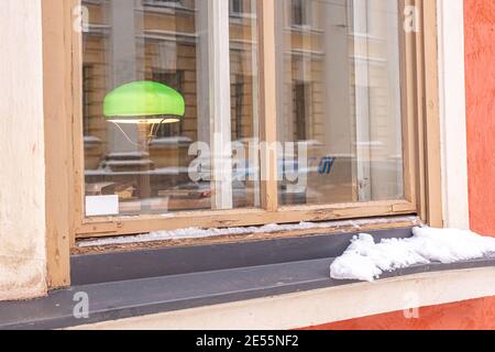 Finnland, Helsinki. 26. Januar 2021 Fenster und Fassade eines alten Gebäudes in Helsinki. Nahaufnahme. Hochwertige Fotos Stockfoto