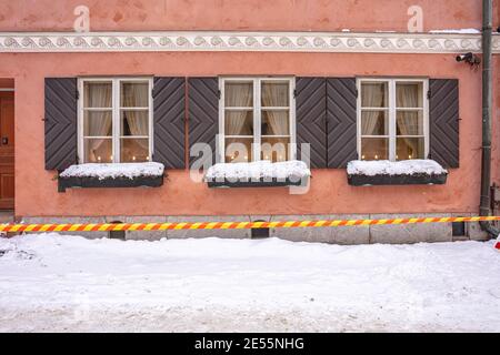 Finnland, Helsinki. 26. Januar 2021 Fenster und Fassade eines alten Gebäudes in Helsinki. Nahaufnahme. Hochwertige Fotos Stockfoto