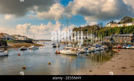 Porthmadog Hafen bei niedrigem Wasserstand. Stockfoto