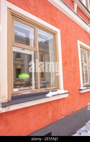 Finnland, Helsinki. 26. Januar 2021 Fenster und Fassade eines alten Gebäudes in Helsinki. Nahaufnahme. Hochwertige Fotos Stockfoto