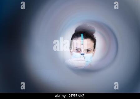 Hausarzt, der Patient in der Klinik impft. Arzt, der der älteren Frau im Krankenhaus eine Injektion verabreichung gab. Krankenschwester hält Spritze vor machen Covid-19 o Stockfoto