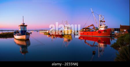 Fischerboote in Brancaster Staithe. Stockfoto