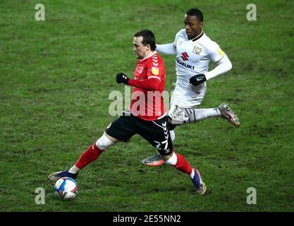 Charlton Athletic's Liam Millar (links) und Milton Keynes Dons' Ethan Laird kämpfen während des Sky Bet League One Spiels im Stadium MK, Milton Keynes um den Ball. Bilddatum: Dienstag, 26. Januar 2021. Stockfoto