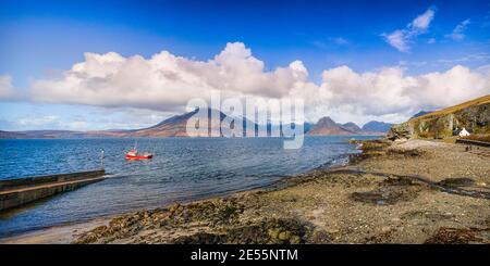 Blick auf die Black Cuillins von Elgol auf Isle of Skye. Stockfoto