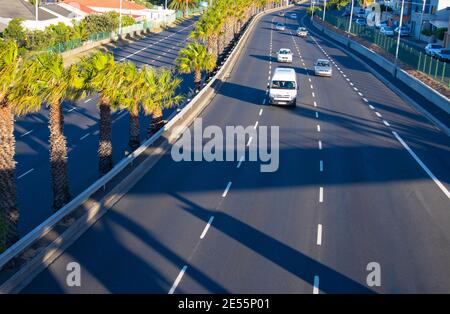 Nelson Mandela Boulevard- Kapstadt, Südafrika - 25-01-2021 schwebender Blick über den Boulevard am späten Nachmittag. Sonnenuntergang über Kapstadt. Stockfoto