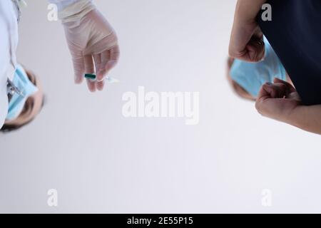 Hausarzt, der Patient in der Klinik impft. Arzt, der der älteren Frau im Krankenhaus eine Injektion verabreichung gab. Krankenschwester hält Spritze vor machen Covid-19 o Stockfoto