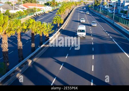 Nelson Mandela Boulevard- Kapstadt, Südafrika - 25-01-2021 schwebender Blick über den Boulevard am späten Nachmittag. Sonnenuntergang über Kapstadt. Stockfoto