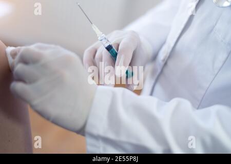 Hausarzt, der Patient in der Klinik impft. Arzt, der der älteren Frau im Krankenhaus eine Injektion verabreichung gab. Krankenschwester hält Spritze vor machen Covid-19 o Stockfoto