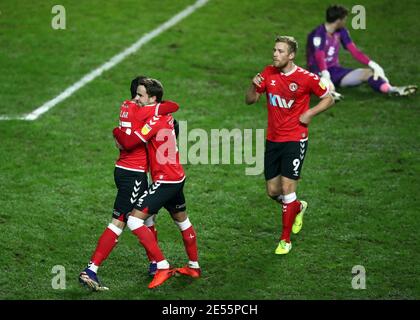 Charlton Athletic's Liam Millar (links) feiert das erste Tor des Spiels mit Andrew Shinnie und Jayden Stockely während des Sky Bet League One Spiels im Stadium MK, Milton Keynes. Bilddatum: Dienstag, 26. Januar 2021. Stockfoto