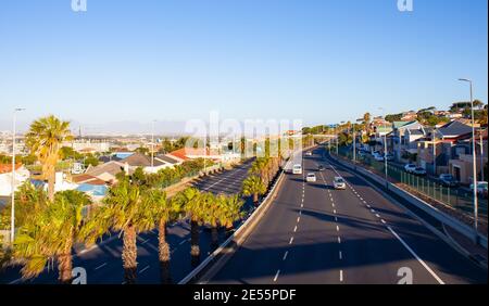 Nelson Mandela Boulevard- Kapstadt, Südafrika - 25-01-2021 Vorderansicht des Boulevards am späten Nachmittag. Sonnenuntergang über Kapstadt. Stockfoto