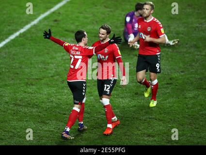 Charlton Athletic's Liam Millar (links) feiert das erste Tor des Spiels mit Andrew Shinnie und Jayden Stockely während des Sky Bet League One Spiels im Stadium MK, Milton Keynes. Bilddatum: Dienstag, 26. Januar 2021. Stockfoto