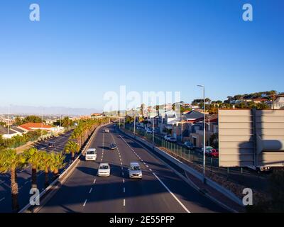 Nelson Mandela Boulevard- Kapstadt, Südafrika - 25-01-2021 Vorderansicht des Boulevards am späten Nachmittag. Sonnenuntergang über Kapstadt. Stockfoto