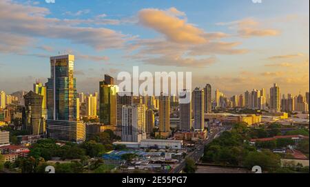 Panama City und sein Finanzviertel Skyline bei Sonnenaufgang, Panama. Stockfoto