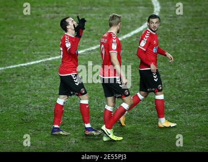 Charlton Athletic's Liam Millar (links) feiert das erste Tor des Spiels mit Andrew Shinnie und Jayden Stockely während des Sky Bet League One Spiels im Stadium MK, Milton Keynes. Bilddatum: Dienstag, 26. Januar 2021. Stockfoto