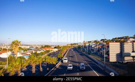 Nelson Mandela Boulevard- Kapstadt, Südafrika - 25-01-2021 Vorderansicht des Boulevards am späten Nachmittag. Sonnenuntergang über Kapstadt. Stockfoto