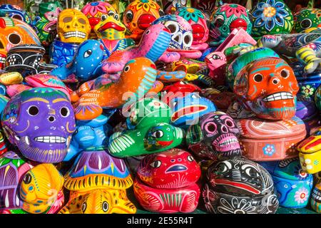 Farbenfrohe handgefertigte Keramik-Totenschädel und Tierfiguren-Souvenirs im Velas Vallarta Hotel, Puerto Vallarta, Mexiko. Stockfoto