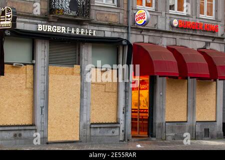 MAASTRICHT, NIEDERLANDE, JANUAR 26: Ansicht eines Ladens, dessen Fenster die Unternehmer am 26. Januar 2021 in Maastricht verbarrikadiert haben, Niederlande, um mögliche Plünderungen zu vermeiden, da die Behörden die dritte Nacht in Folge auf Unruhen aufmerksam sind, nachdem die niederländische Regierung eine Ausgangssperre gesetzt hat, um die weitere Ausbreitung des Coronavirus zu stoppen. (Foto von Frank Kerbusch/BSR Agency/Alamy Live News) Stockfoto