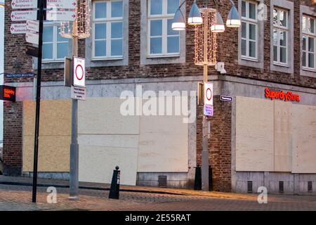 MAASTRICHT, NIEDERLANDE, JANUAR 26: Ansicht eines Ladens, dessen Fenster die Unternehmer am 26. Januar 2021 in Maastricht verbarrikadiert haben, Niederlande, um mögliche Plünderungen zu vermeiden, da die Behörden die dritte Nacht in Folge auf Unruhen aufmerksam sind, nachdem die niederländische Regierung eine Ausgangssperre gesetzt hat, um die weitere Ausbreitung des Coronavirus zu stoppen. (Foto von Frank Kerbusch/BSR Agency/Alamy Live News) Stockfoto