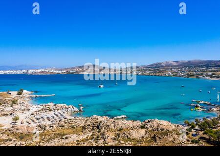 Luftaufnahme eines atemberaubenden felsigen Strandes auf den Paros Inseln. Stockfoto