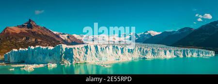 Panoramablick über den gigantischen Perito Moreno Gletscher in Patagonien mit blauem Himmel und türkisfarbener Wasserlagune, Südamerika, Argentinien, bei sonnigem d Stockfoto