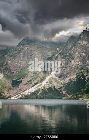 Sturm bewölkt über Morskie Oko See im Wasser reflektiert. Tatra, Polen Stockfoto