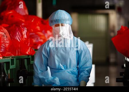 Taoyuan, Taiwan. Januar 2021. Ein medizinisches Personal mit Schutzkleidung geht durch eine bio-mediale Abfallentsorgungszone des Taoyuan Allgemeinen Krankenhauses, wo eine Gruppe von lokalen Ausbrüchen von Covid-19-Infektionen begonnen hat. Die Stadt Taoyuan hat vor kurzem 5000 Menschen zur Quarantäne verpflichtet und die Tests der Zwangsgeläte durchlaufen. Quelle: Daniel Ceng Shou-Yi/ZUMA Wire/Alamy Live News Stockfoto