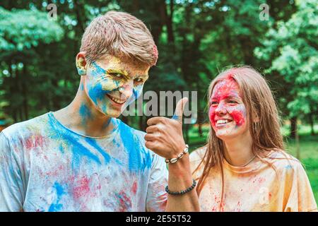 Junge hübsche Paar mit Spaß bei holi fest Stockfoto