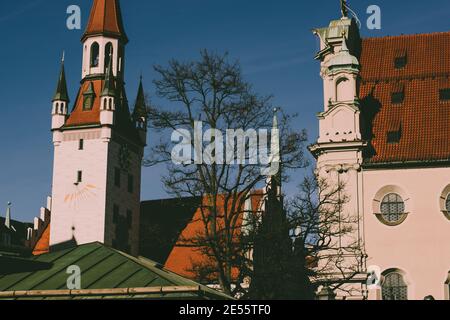 Weißer Turm des Alten Rathauses in München. Stockfoto