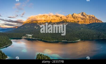 Luftdrohnenaufnahme von Alpenglow mit Nebel auf Zugspitze by Eibsee in Deutschland Stockfoto