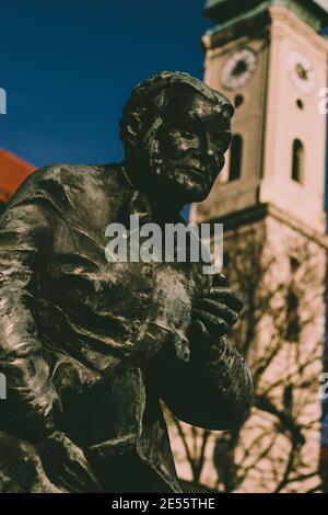 Alter Bronzebrunnen am Viktualienmarkt, einem Stadtmarkt im Zentrum von München, Deutschland. Stockfoto