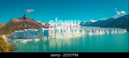 Panoramablick über den gigantischen Perito Moreno Gletscher in Patagonien mit blauem Himmel und türkisfarbener Wasserlagune, Südamerika, Argentinien, bei sonnigem d Stockfoto