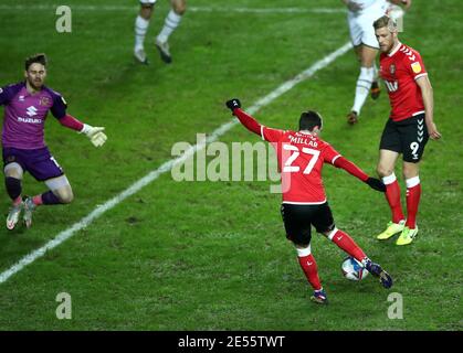 Charlton Athletic's Liam Millar erzielt das erste Tor des Spiels während der Sky Bet League One im Stadium MK, Milton Keynes. Bilddatum: Dienstag, 26. Januar 2021. Stockfoto