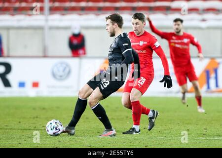 Zwickau, Deutschland. 26. Jan, 2021. firo: 01/26/2021 Fußball: Fußball: Archivfotos 3. Bundesliga-Saison 2020/21 MSV Duisburg - FSV Zwickau im Bild links nach rechts: Joshua Bitter (23, Duisburg) und Nils Miatke (28, Zwickau), Gabor Krieg/PICTURE POINT/firoportsphoto Quelle: dpa/Alamy Live News Stockfoto