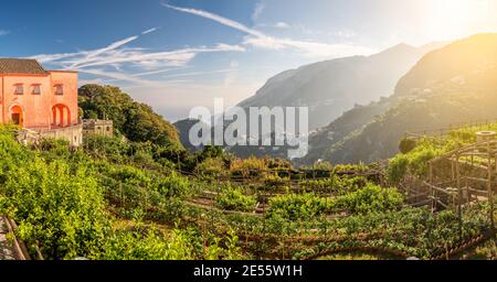 Landschaft mit Ravello Stadt an den Hügeln der berühmten amalfiküste, Italien Stockfoto